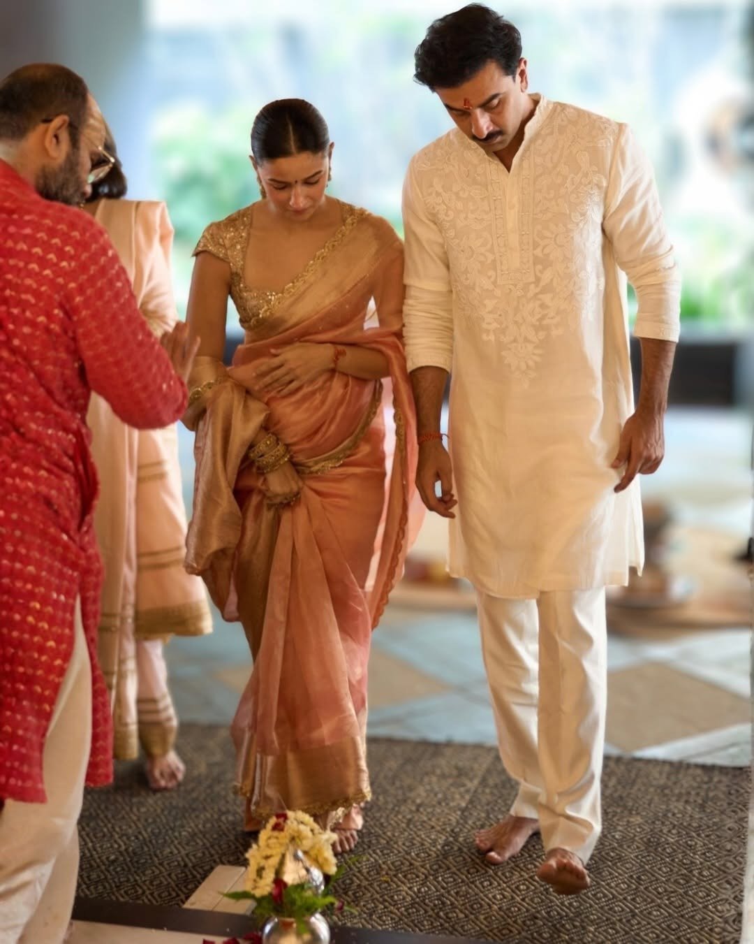 খান–বচ্চনকে ছাপিয়ে ২৫০ কোটির বাংলোয় গৃহপ্রবেশ, পরিবারের সুখের ঝলক শেয়ার করলেন রণবীর–আলিয়া