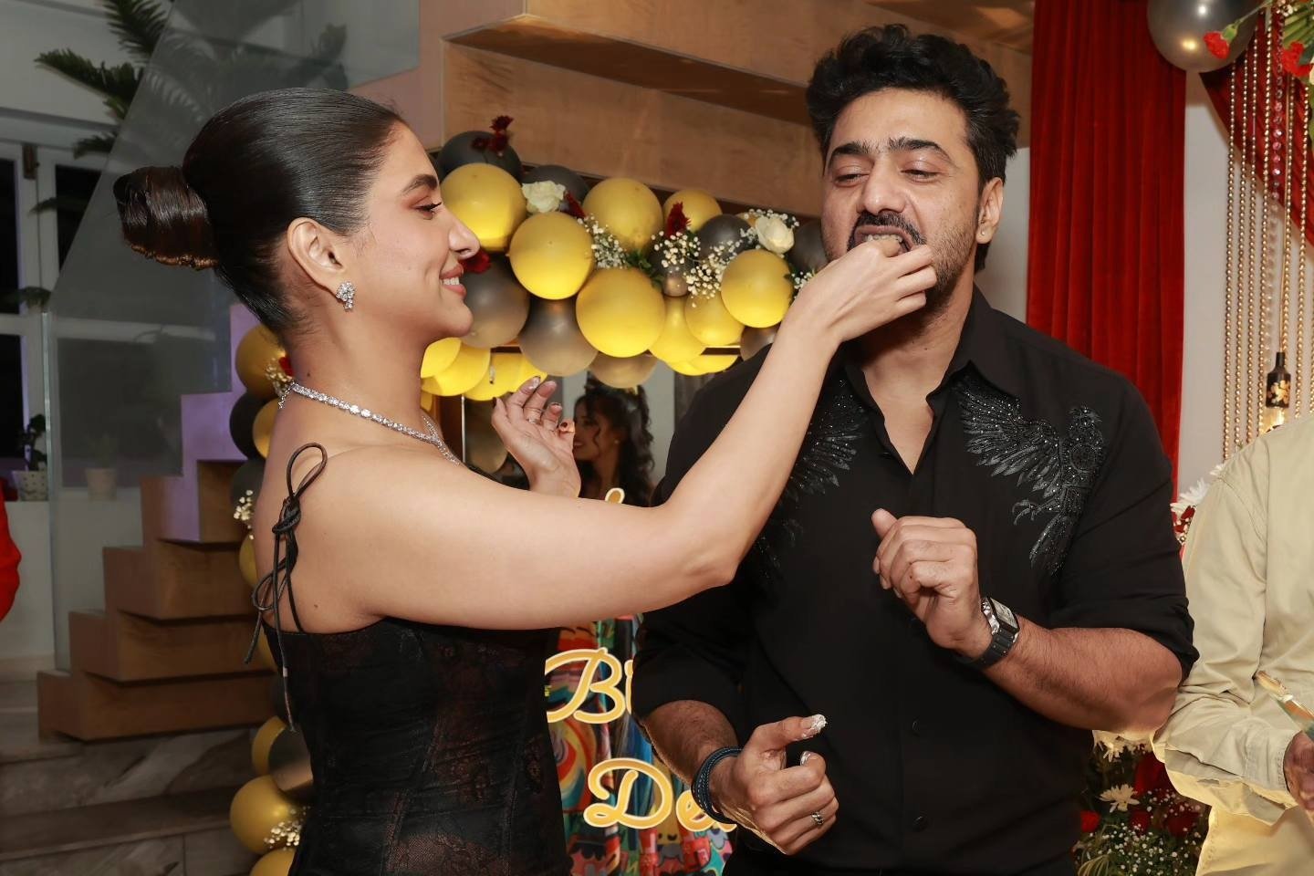 ‘মেগাস্টার নয়, শুধু ভালোবাসা’—দেবের জন্মদিনে রুক্মিণীর আবেগঘন বার্তা