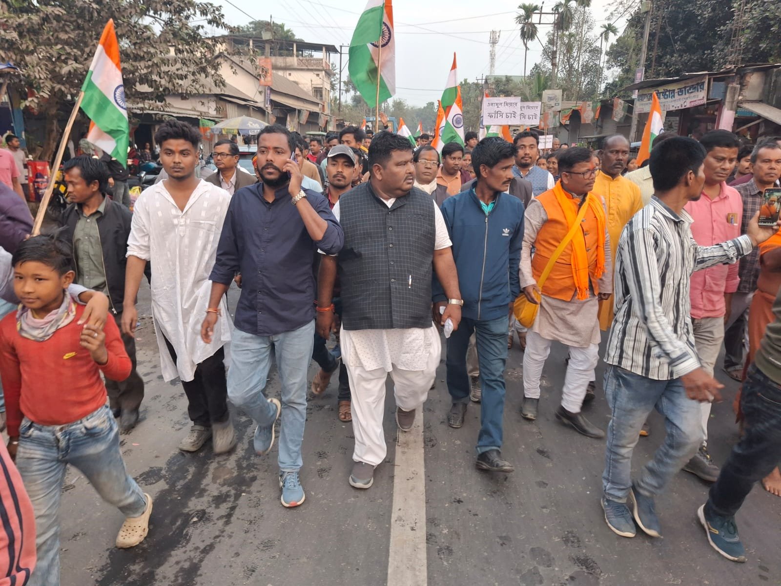 জামালদহে নাবালিকা ধর্ষণ ও মিথ্যা মামলার প্রতিবাদে বিশাল বিক্ষোভ মিছিল