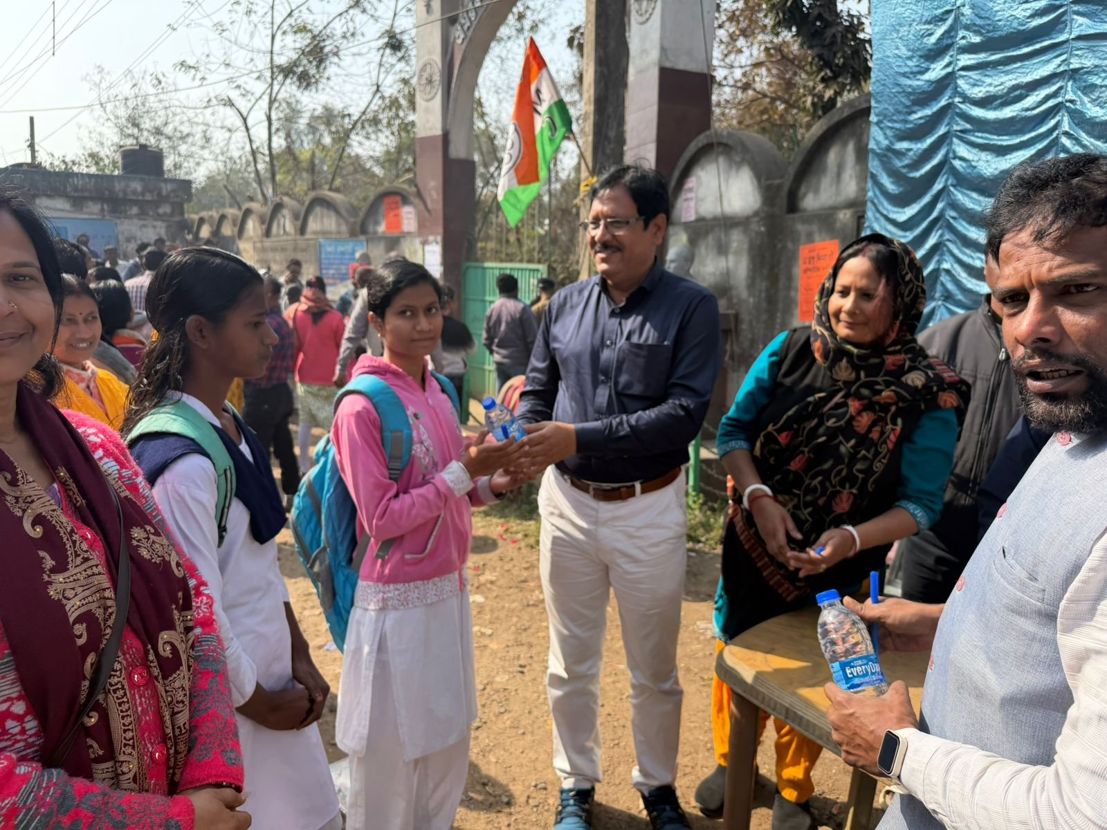 মাধ্যমিক পরীক্ষার্থীদের পাশে চেয়ারম্যান বিক্রমজিৎ চট্টোপাধ্যায়