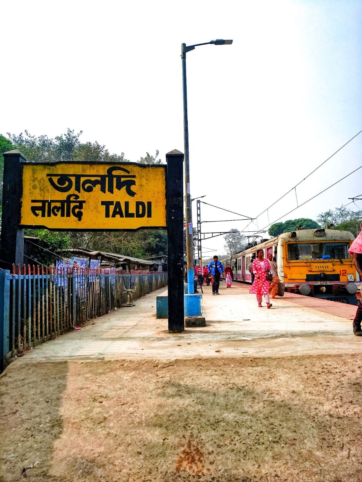 তালদি স্টেশনে মানসিক ভারসাম্যহীন মহিলার তাণ্ডব, নির্দিষ্ট প্ল্যাটফর্মের আগেই থামল ট্রেন