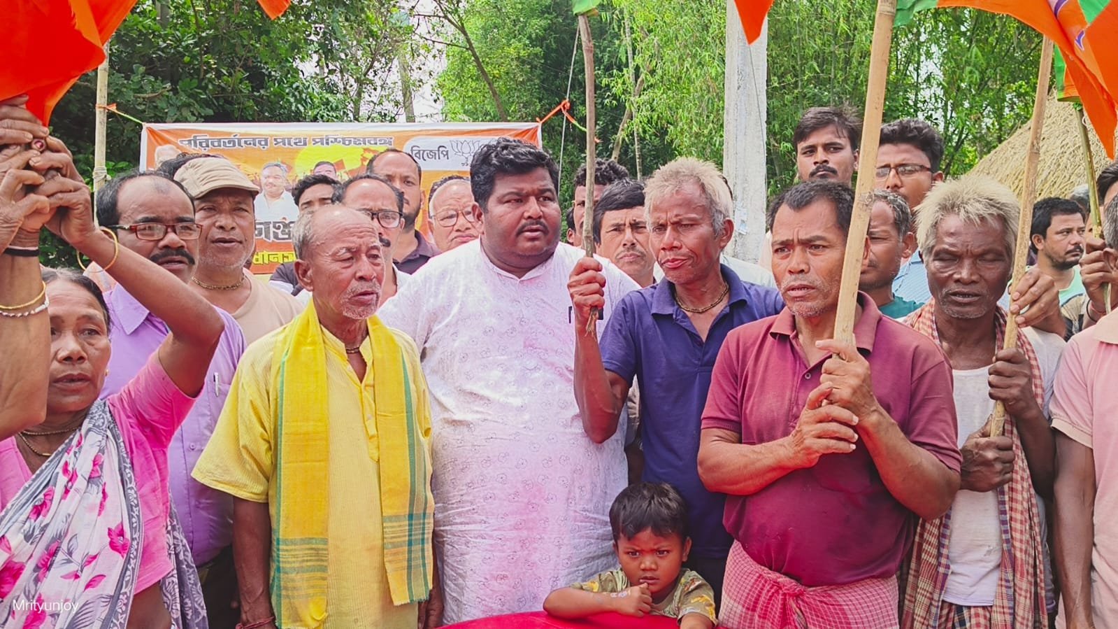 মেখলিগঞ্জে দলবদল, দধিরাম রায়-এর উপস্থিতিতে ৩২ পরিবার বিজেপিতে যোগ